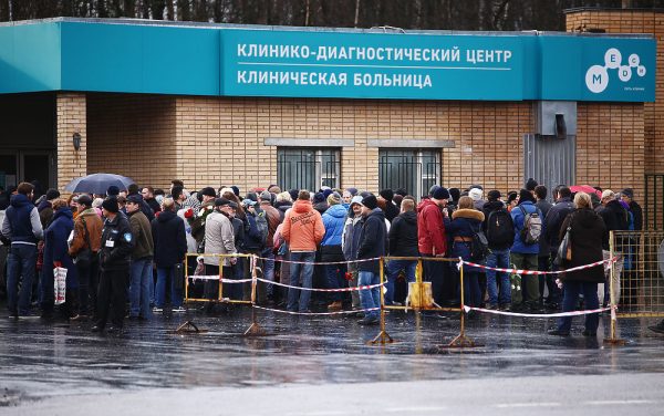 Попрощаться с известным юмористом к московской клинике пришло много поклонников