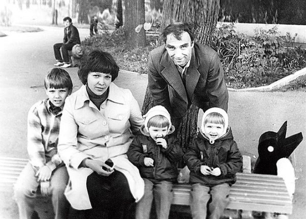 Татьяна и Ольга Арнтгольц в детстве со своими родителями