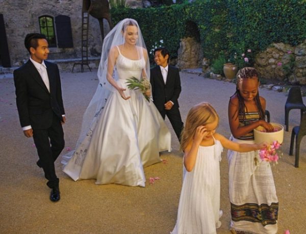 В Интернете все чаще появляются фото актрисы в свадебном платье