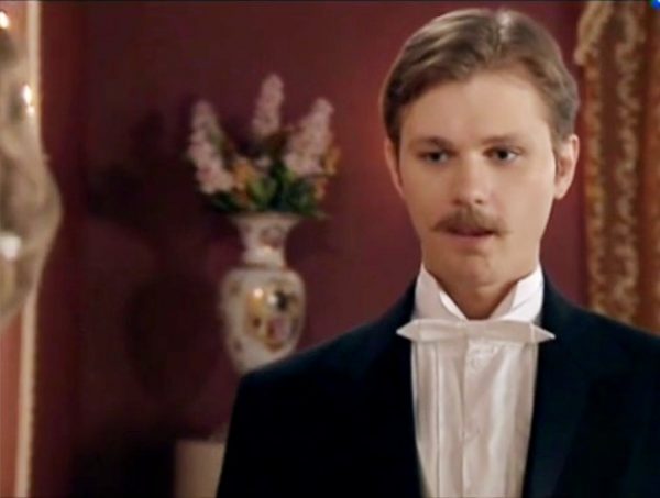 Кадр из сериала "Институт благородных девиц"
