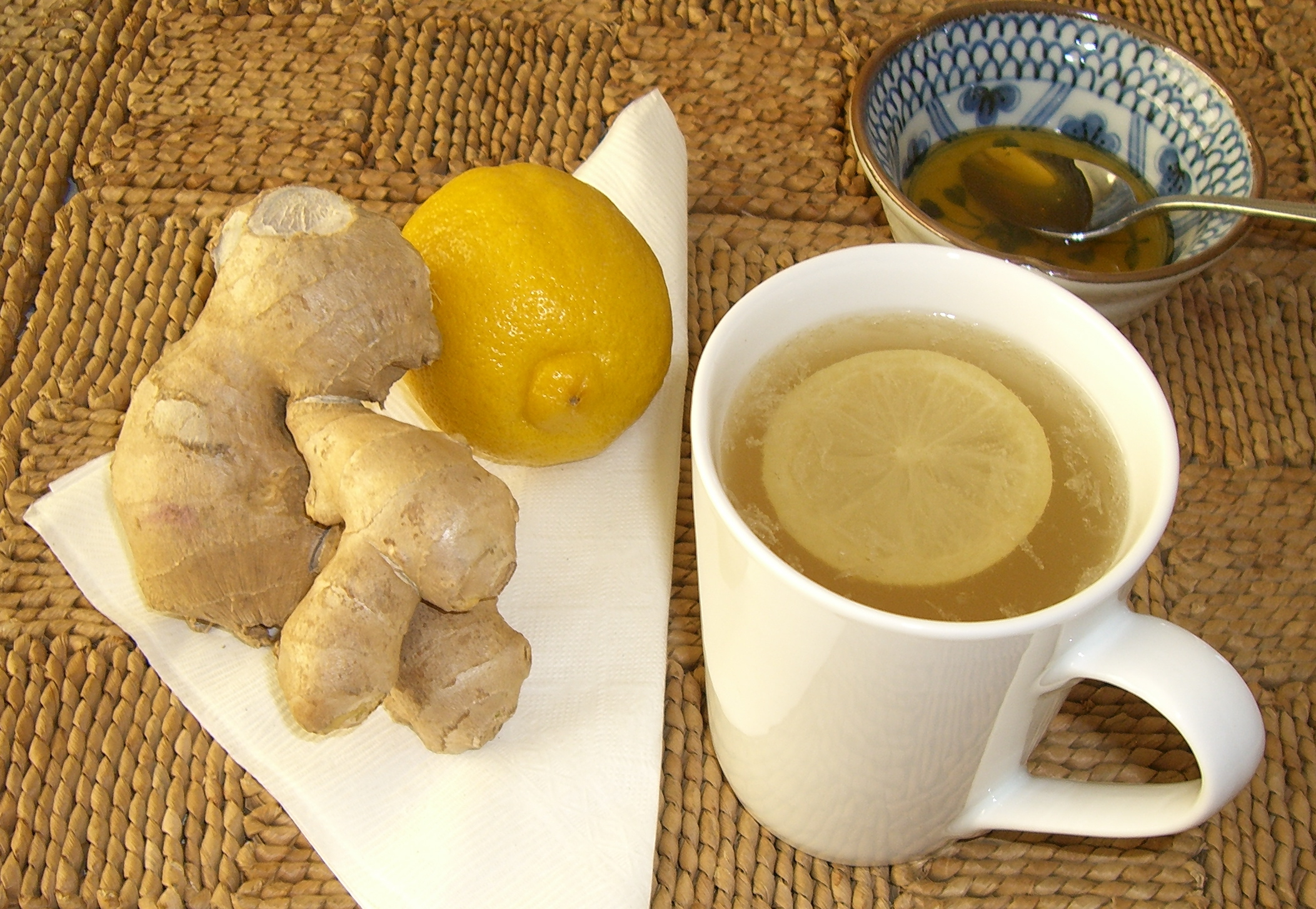 Настой плодов кориандра с имбирем, лимоном и медом, отличное общеукрепляющее средство, которое помогает при простуде 