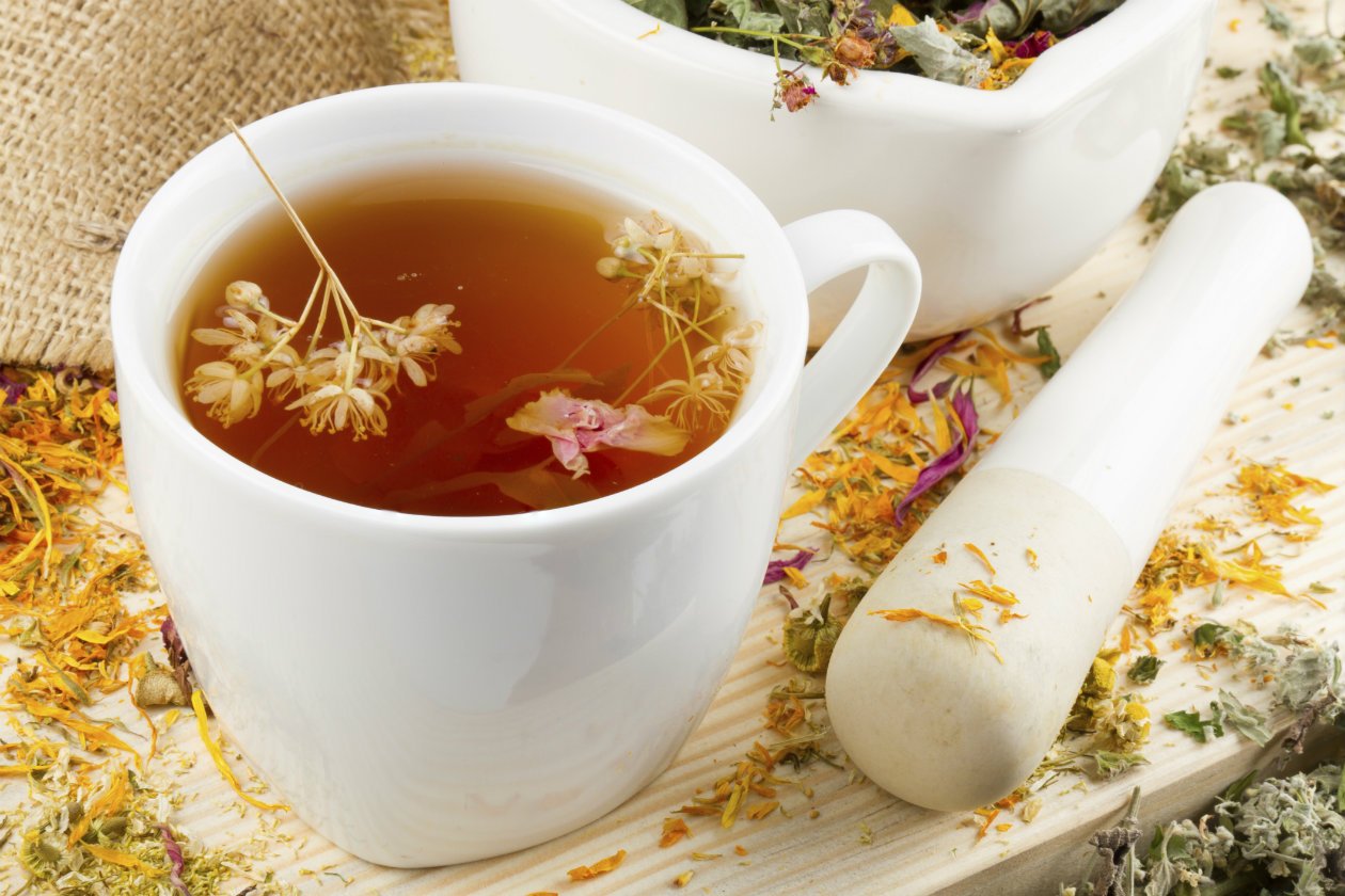 В травяной чай при лечении бронхита не забудьте добавить измельченные плоды кориандра