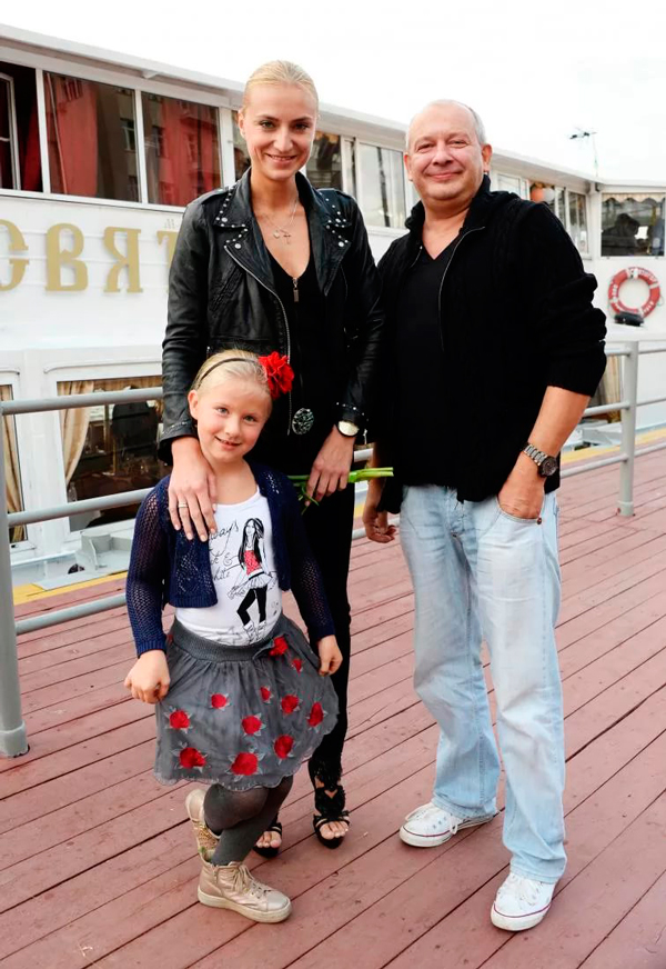 Дмитрий с дочерью и женой