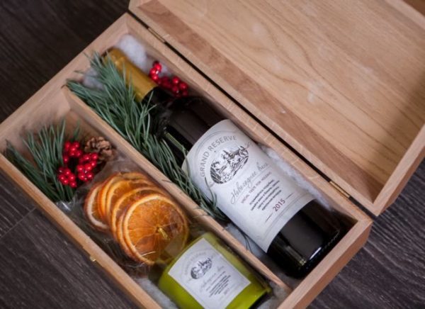 В качестве подарка можно преподнести вино в красивой коробке