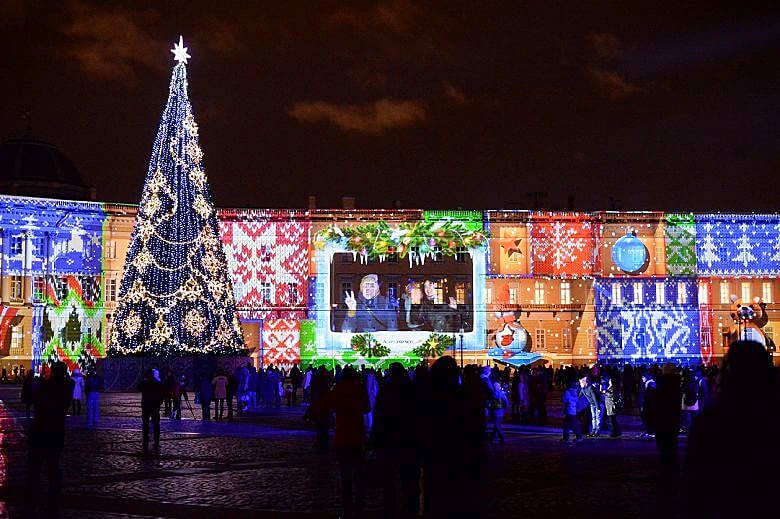 Новогодние мероприятия на Дворцовой площади: поздравления со всех уголков страны