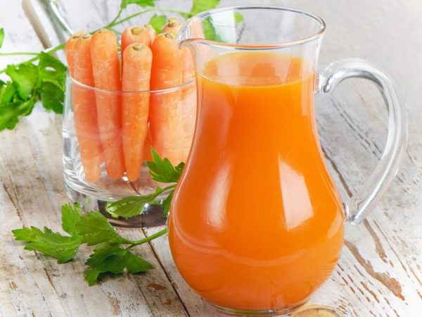 Морковный сок можно приготовить в домашних условиях