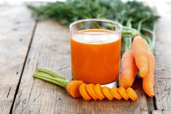 В морковном соке содержится большое количество кальция и витамина А