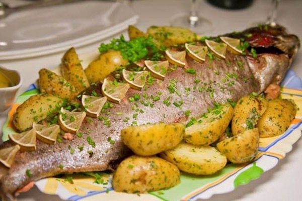 Запеченный картофель с рыбой