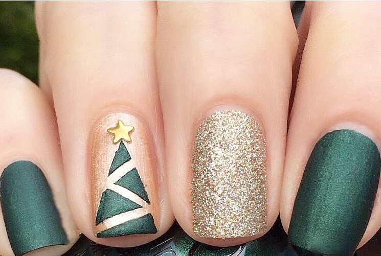 Новогодний маникюр на коротких ногтях: звездочка на верхушке придаст новогодней елке завершенный вид