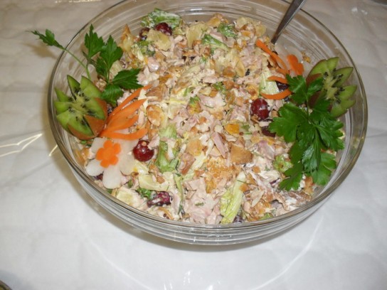 Салат с копченой курицей и фруктами