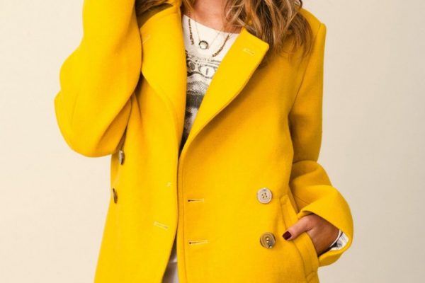 Желтое кашемировое пальто