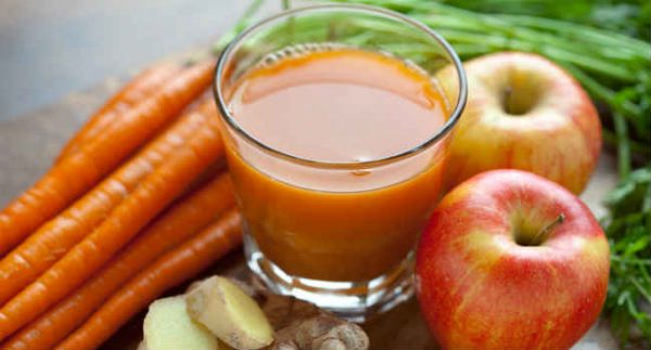 Можно приготовить сок из моркови с добавлением яблок