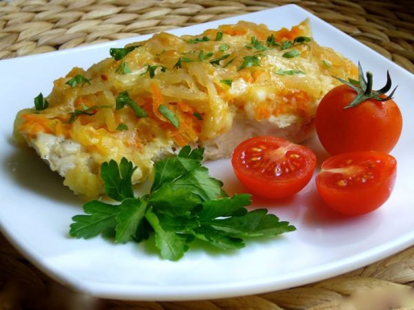 Запеченная рыба с сыром и овощами
