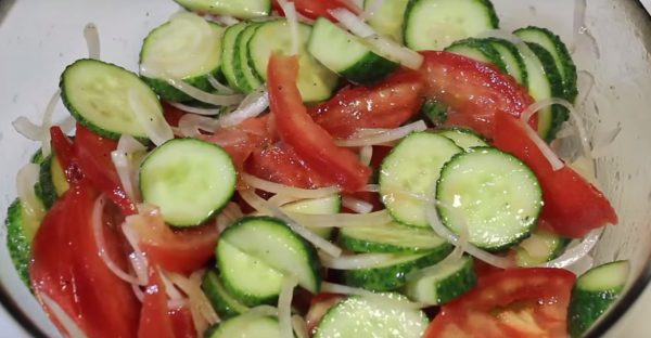 Салат с огурцом и помидорами
