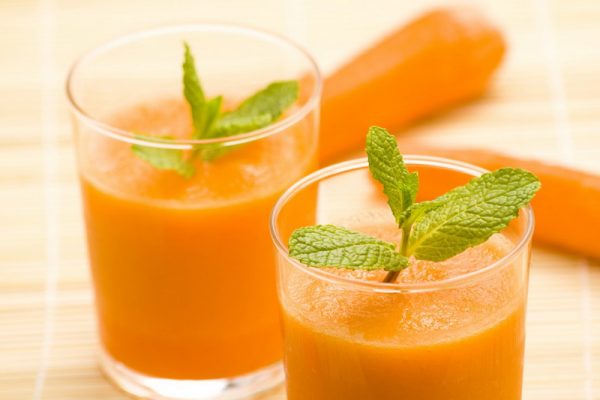 При злоупотреблении морковного сока может возникнуть гипервитаминоз