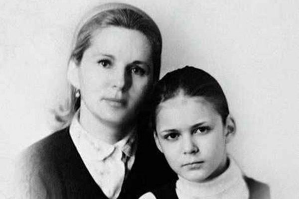 Алена Яковлева в детстве с мамой