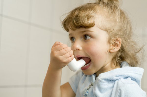 Для лечения ребенка от астмы врач может выписать дозирующий ингалятор с сепаратором