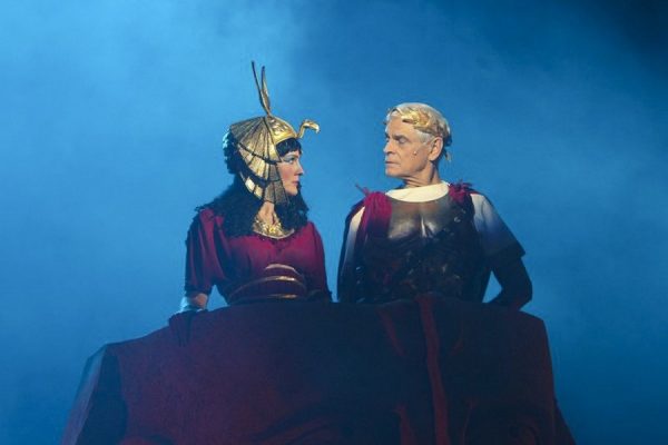Оперный певец в роли Юлия Цезаря в опере "Клеопатра"