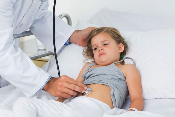 При ротавирусной инфекции у ребенка нужно вызвать врача