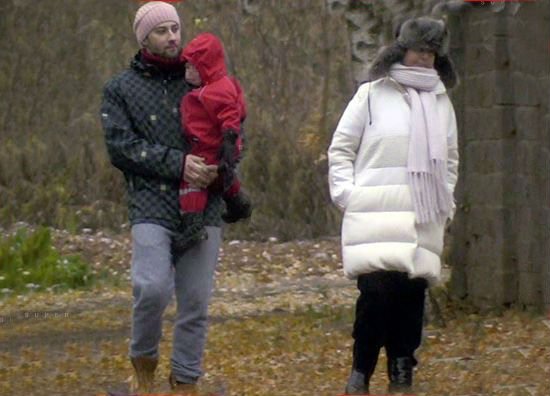 Жанна и Дмитрий Шепелев на прогулке с сыном