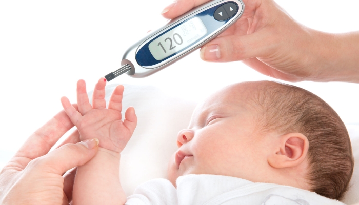 Больному ребенку нужно измерять уровень сахара в крови