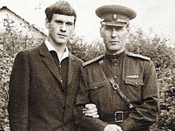Валерий Афанасьев в юности со своим отцом