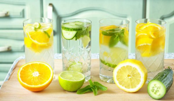 Вода с лимоном натощак имеет некоторые противопоказания