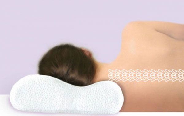 Чтобы боль в шее не возникала специалисты рекомендуют спать на ортопедической подушке