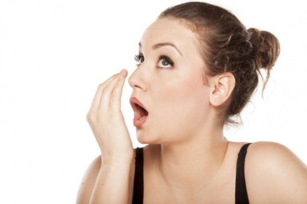 Неприятный запах изо рта могут вызывать проблемы с желудком