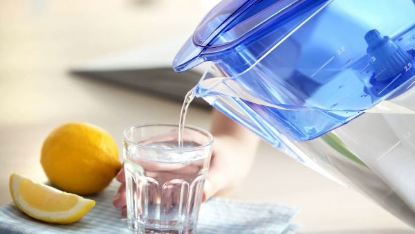 Выпейте стакан воды чтобы избавится от икоты