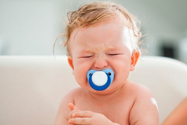 В запущенной стадии молочницы ребенок ведет себя очень беспокойно