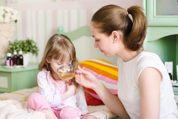 При отравлении давайте больше пить своему ребенку