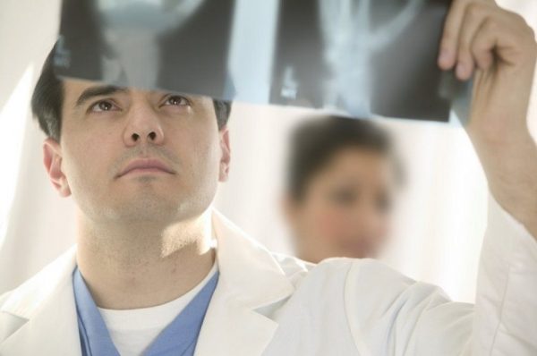 Рентгеновский снимок поможет выявить причину боли в шее