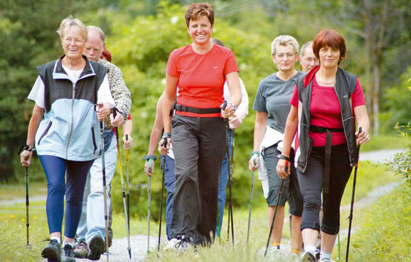 Скандинавская ходьба полезна людям пожилого возраста