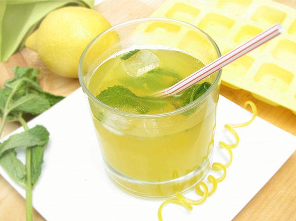 Вода с лимоном содержит большое количество кислот