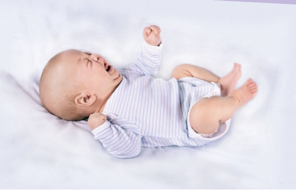 При запоре ребенка может беспокоить газообразование и боль в животе