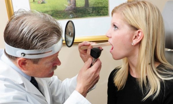 Чтобы выявить причину неприятного запаха нужно обследоваться у врача