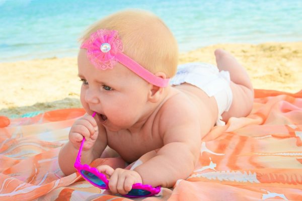 не рекомендуется передерживать ребенка на солнце, так как избыточное излучение может вызвать подобное раздражение на коже малыша