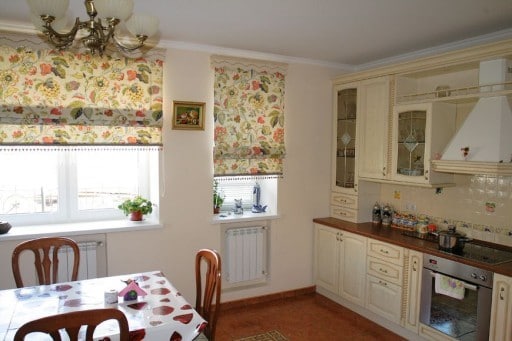 Элегантные римские шторы Источник: http://kitchenguide.su/dizain/idei/shtory-dlya-kuxni.html