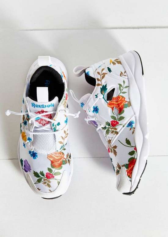 Модные кроссовки с цветочными принтами