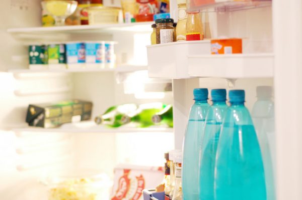 Плохой запах может возникать из-за хранения испорченных продуктов в холодильнике