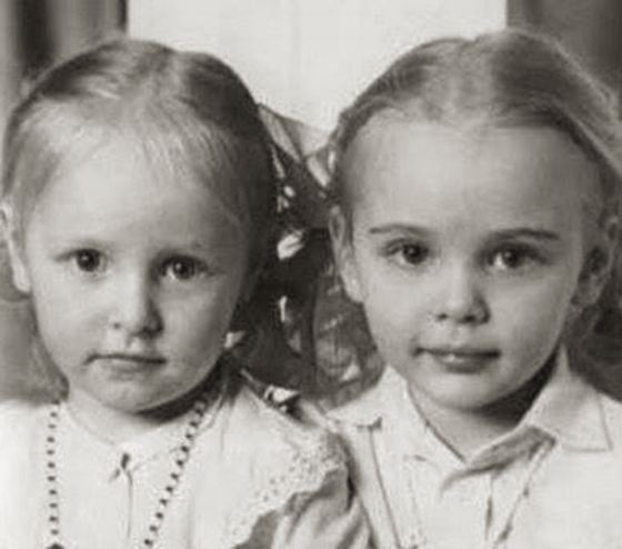 Екатерина Тихонова в детстве со своей сестрой Марией