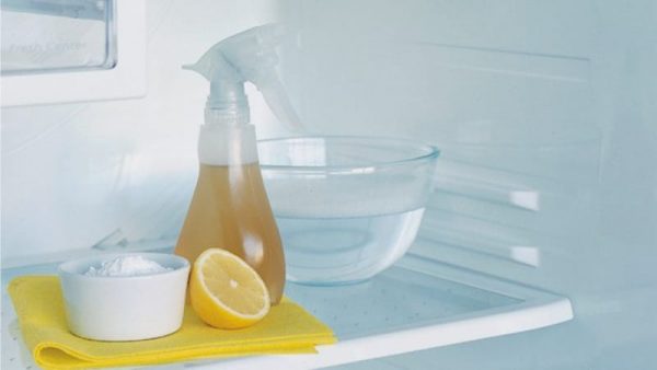 Избавится от запаха поможет уксус или лимонный сок
