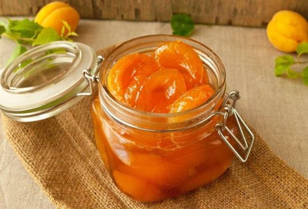 Во время приготовления варенье нельзя помешивать ложкой