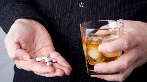 Совмещение препарата со спиртным вызывает нарушение работы печени, усиливает токсическое воздействие на ЦНС, что чревато появлением энцефалопатии