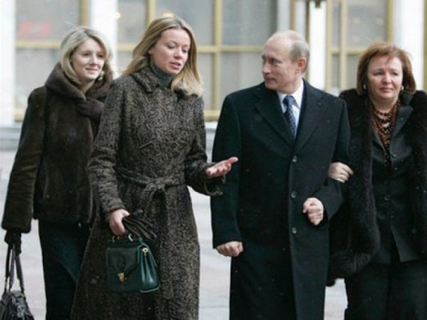 Путин Владимир Владимирович с женой и дочерьми
