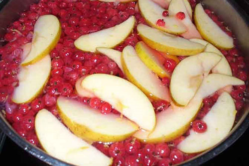 Соединить смородину с яблоками и залить сиропом