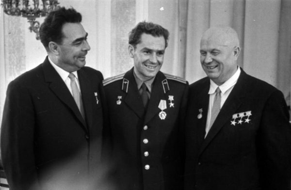 На фото Брежнев, Гагарин и Хрущев