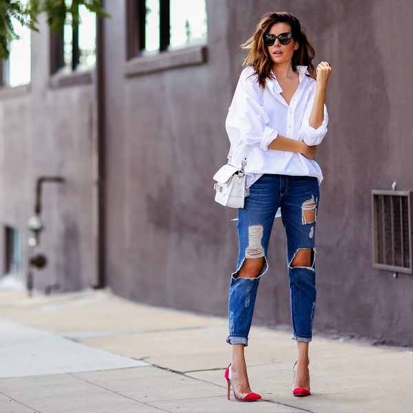 Модные рваные джинсы и белая блуза
