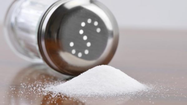 Выведение жирных пятен кухонной солью